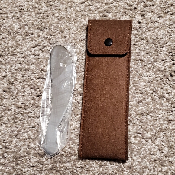 5/$30 π§π»ββοΈBNIB facial smoothing tool - Picture 4 of 6